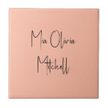 Carreau Trend Color Soft Peach Name Ceramic Tile<br><div class="desc">Voici l'ombre printanière branchée : Soft Pastel Peach. Élevez votre décor de maison avec notre céramique moderne et élégant, avec un nom personnalisable dans une police manuscrite charmant en noir classique, ressemblant à une signature. Son design élégant et minimaliste aux couleurs solides dégage un charme intemporel, ce qui en fait...</div>