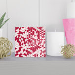 Carreau Triangles géométriques modernes Magenta Rose<br><div class="desc">Ce carrelage en céramique est doté d'un motif géométrique dynamique aux tons magenta et rose tendance,  parfait pour ajouter une touche de style moderne à votre maison. Les couleurs sont personnalisables dans l'outil Design.</div>