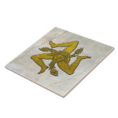 Carreau Trinacria Gold sicilienne sur Motif Fresco (Côté)