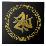 Carreau Trinacrie sicilienne et clé grecque<br><div class="desc">Symbole de la Sicile entouré d'une frontière grecque aux tons dorés.
Votre choix de couleur arrière - planUn look classique pour votre maison.</div>