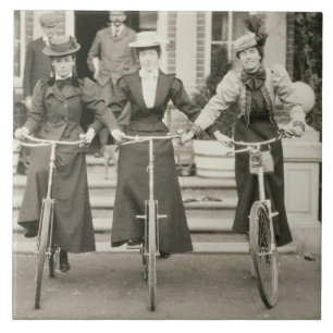 Carreau Trois femmes sur des bicyclettes, les années 1900
