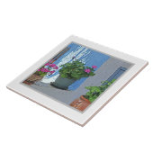 CARREAU TROIS GERANIUMS ROSE POTTÉS/MUR BLEU (Côté)