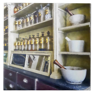 Carreau Trois mortier et pilons dans la pharmacie