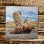 Carreau Tuile de démarrage et d'éjection<br><div class="desc">Un magnifique ciel du Wyoming est la toile de fond de cette photo de bottes occidentales usées, avec de vrais éperons d'argent faits sur mesure, avec des pesos mexicains des années 1880 pour les rouleaux. Une idée cadeau parfaite pour le cowboy, la cowgirl ou toute personne qui aime l'Occident !...</div>