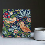 Carreau Tuile en céramique William Morris Strawberry Thief<br><div class="desc">William Morris Strawberry Thief Design Motif. Ajoutez votre texte étiquette ! William Morris était un designer textile anglais, artiste, écrivain et socialiste associé à la Fraternité pré-Raphaélite et au British Arts and Crafts Movement. Il a fondé une entreprise de design en partenariat avec l'artiste Edward Burne-Jones et le poète et...</div>
