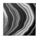 Carreau Tuile en marbre noir et blanc<br><div class="desc">Ce carrelage moderne présente un mélange sophistiqué de noir, blanc et gris dans un effet marbré d'inspiration agate. Avec des lignes abstraites et fluides, il apporte une texture de pierre élégante et une palette monochrome à tout espace. Parfait pour les salles de bains de luxe ou les intérieurs contemporains à...</div>