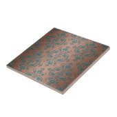 Carreau Turquoise fantaisie sur Damas de cuivre brunâtre (Côté)
