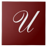 Carreau U Monogramme Blanc initial sur Maroon<br><div class="desc">Lettre blanche classique Monogramme sur Arrière - plan rouge foncé, U.</div>