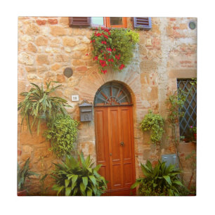 Carreau Un chat cherche à entrer chez lui à Pienza, en Ita