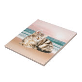 Carreau Un chat rayé plus mignon assis sur la plage au cou (Côté)