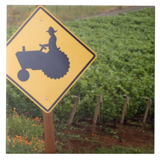 Carreau Un croisement jaune de tracteur signent dedans le (Devant)