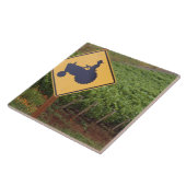 Carreau Un croisement jaune de tracteur signent dedans le (Côté)