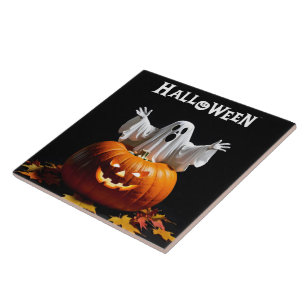 Carreau Un fantôme ludique émerge d'un citrouille sculpté