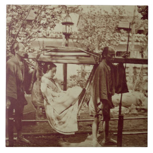 Carreau Un geisha étant porté dedans des ordures (photo