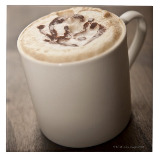 Carreau Une tasse de café de cappuccino a complété avec (Devant)