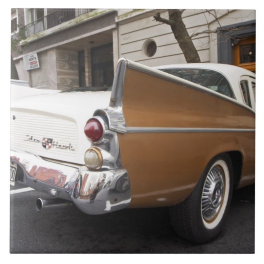 Carreau Une voiture classique Studebaker Silver Hawk garée (Devant)
