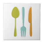 Carreau Ustensiles de cuisine colorés Cuisine fourche cuil<br><div class="desc">Ce carrelage en céramique rétro, avec ses ustensiles de cuisine (fourche, couteau et cuillère) dans un mélange de bleu turquoise, vert avocado, orange et bleu foncé, sera fabuleux dans votre sac à dos ou sur votre plan de travail.</div>