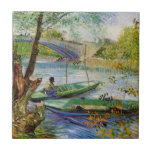 Carreau Van Gogh Pêche au printemps, Pont de Clichy<br><div class="desc">Pêche au printemps, le Pont de Clichy de Vincent van Gogh est une peinture maritime vintage de post impressionnisme d'art mettant en scène un homme dans un bateau de pêche dans la Seine au printemps au pont de Clichy. À propos de l'artiste : Vincent Willem van Gogh était un peintre...</div>