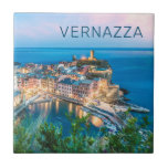 Carreau Vernazza Cinque Terre La Spezia Italie Panorama<br><div class="desc">Vernazza au coucher du soleil Cinque Terre village Ligurie Italie souvenir Vintage pour les vacances La Spezia et Italie. Vernazza Retro nuit panorama dans les Cinque Terre comme souvenir pour Riomaggiore et Manarola. Vernazza mode de vie pour les routards et les voyages en ville italienne. Vernazza la nuit à La...</div>