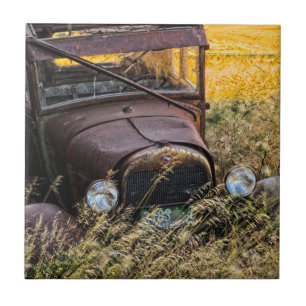 Carreau Vieille voiture abandonnée dans les hautes herbes