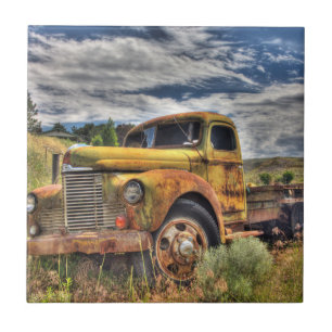 Carreau Vieux camion abandonné dans un champ