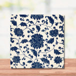 Carreau Vintage Bleu   Blanc Chinoiserie Motif Floral<br><div class="desc">Cette charmante céramique bleue et blanche (crème) présente une vintage Chinoiserie d'inspiration asiatique motif botanique de fleurs tourbillonnantes,  de vignes et de feuilles. Une touche originale et élégante pour votre cuisine,  salle de bain ou autre espace carrelé. Fait aussi un grand trivet.</div>