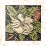 Carreau Vintage look Embossé Magnolia Blossom<br><div class="desc">Les grandes fleurs blanches de magnolia peuvent symboliser la pureté, la noblesse, la chance et la stabilité. J'aime à la fois les fleurs en forme de bol et les bourgeons flous. Ce design est basé sur une illustration botanique vintage, et il a un filtre 3D appliqué pour le faire paraître...</div>