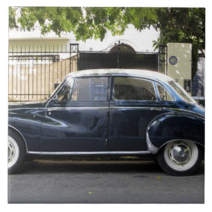 Carreau Voiture Audi ancienne mais très bien entretenue.