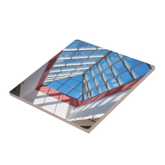 Carreau Vue ascendante sur le toit en verre triangulaire (Côté)