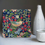 Carreau William Morris Strawberry Thief<br><div class="desc">William Morris Strawberry Thief Design Motif. Ajoutez votre texte étiquette ! William Morris était un designer textile anglais, artiste, écrivain et socialiste associé à la Fraternité pré-Raphaélite et au British Arts and Crafts Movement. Il a fondé une entreprise de design en partenariat avec l'artiste Edward Burne-Jones et le poète et...</div>