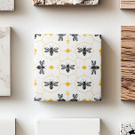 Carreau Yellow Bee Summer Cuisine Backsplash Carrelage en<br><div class="desc">Ce design présente une abeille et un nid d'abeille aux formes simples et aux contours noirs sur un arrière - plan blanc. Les accents jaunes apportent une touche de couleur au design symétrique et minimaliste. Le dessin à l'encre des abeilles intègre des éléments géométriques et une inspiration Art Déco sans...</div>