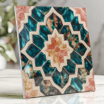 Carreau Zellige marocain Turquoise profond et corail<br><div class="desc">Ajoutez une touche d'élégance artisanale à votre espace avec ce design marocain d'inspiration zellige. Formé de formes géométriques découpées à la main et de subtiles variations de glaçure, ce carrelage présente de riches teintes de corail turquoise, beige de sable et doux. La texture légèrement inégale et les imperfections naturelles évoquent...</div>