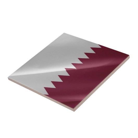 Carreau zQA002 brandissant le DRAPEAU Qatari Qatar, (Côté)