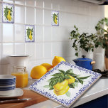 Carreaux en céramique avec citrons Toile Bleue<br><div class="desc">Voici notre charmante tuile en céramique de style européen, disponible en deux tailles : 4, 25x4, 25 pouces ou 6x6 pouces. Ce carrelage exquis présente des citrons vibrants nichés au milieu de feuilles verdoyants, élégamment encadrés par une bordure en fibre bleu marine. Vous pourrez vous déplacer dans les paysages idylliques...</div>