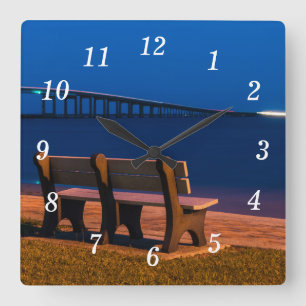 Carrée Banc De Nuit Invitation À Asseoir Mur Horloge