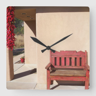 Carrée banc rouge rustique sur une horloge