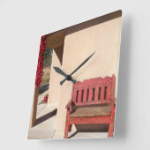 Carrée banc rouge rustique sur une horloge (Angle)
