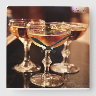 Carrée bar-cuisine à champagne doré horloge