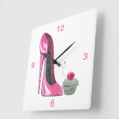 Carrée Chaussure Stiletto Rose et cerise Cupcake Horloge (Angle)