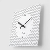 Carrée Chevrons Gris Sur Horloge Mur Blanc (Angle)
