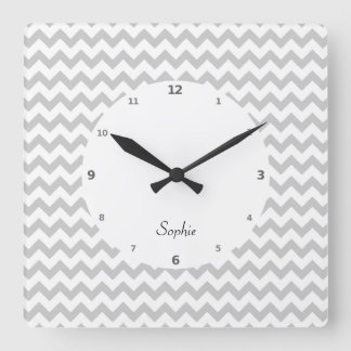 Carrée Chevrons Gris Sur Horloge Mur Blanc