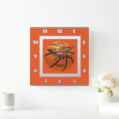 Carrée Horloge blanche et orange du basket-ball avec Nom (Maison)