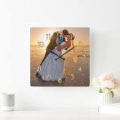 Carrée Horloge numérale goldtone de modèle photo (Maison)