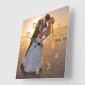 Carrée Horloge numérale goldtone de modèle photo (Angle)