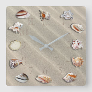 CARRÉE HORLOGE TROPICALE DE PLAGE.  COQUILLAGES SUR UNE
