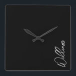 Carrée Script moderne Nom personnalisé Carré Horloge mura<br><div class="desc">Cadeaux de nom minimaliste moderne personnalisé Ce design présente un nom personnalisé en blanc moderne écriture script police sur arrière - plan noir.</div>