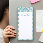 Carrelage espagnol Liste d'épicerie familiale pers<br><div class="desc">Personnalisez cette liste magnétique d'épicerie et placez-la sur votre réfrigérateur. Le modèle est prêt pour vous à ajouter votre nom ou votre nom de famille, selon votre préférence. Ce design a une jolie bordure de carreaux espagnols, en bleu, blanc et orange. Le coussin dispose également de beaucoup d'espace blanc pour...</div>