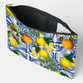 Carrelage méditerranéen et sac cosmétique citron (Ouvrir)