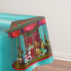 Carrouselpaarden op blauw tafelkleed