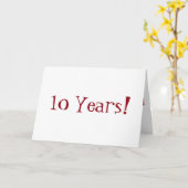 Carte 10 ans anniversaire, grand, texte rouge et blanc. (Fleur jaune)